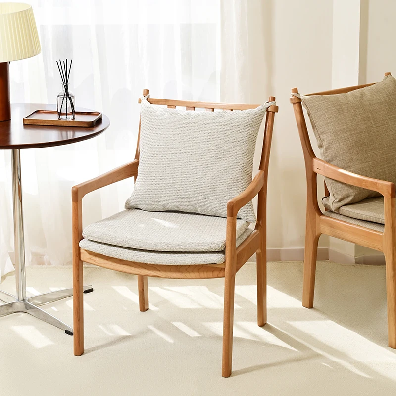 كرسي طعام من الخشب الصلب بتصميم جديد لعام 2025 مع مساند للذراعين للمنزل والمطعم والمقهى والدراسة والأثاث الحديث