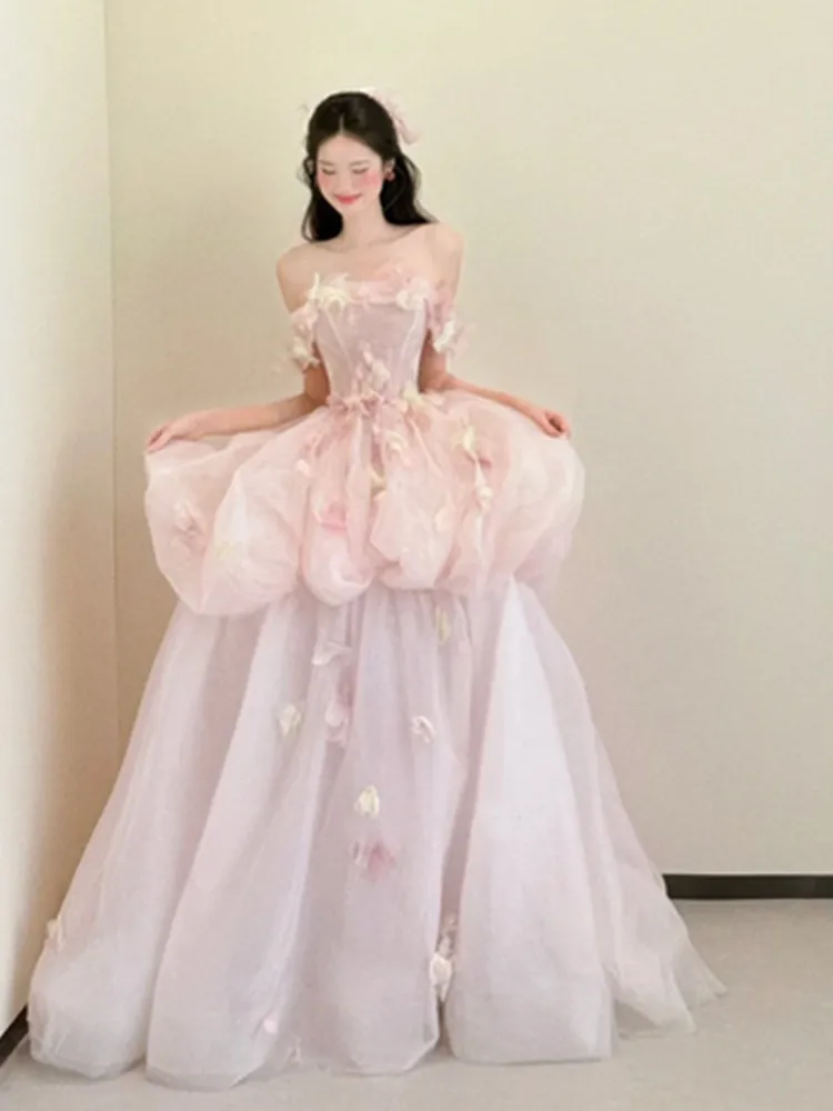 A new style of light luxury and niche chiffon dress with one-shoulder design