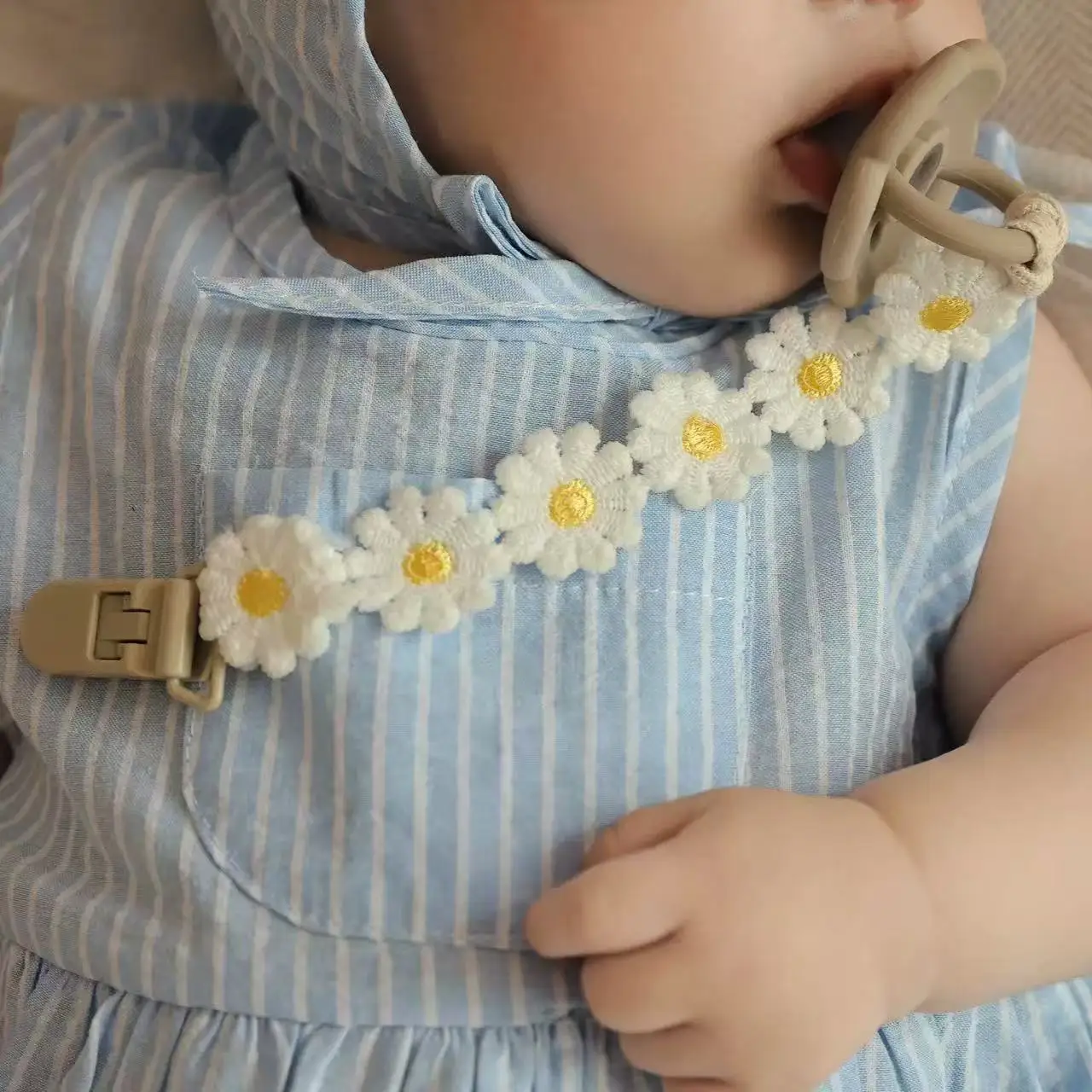Baby Pacifier Ins Little Daisy Pacifier Clips Anti-drop Chain Toddler Dummy Clip Nipple Holder Cute Baby Gift Baby Accessories