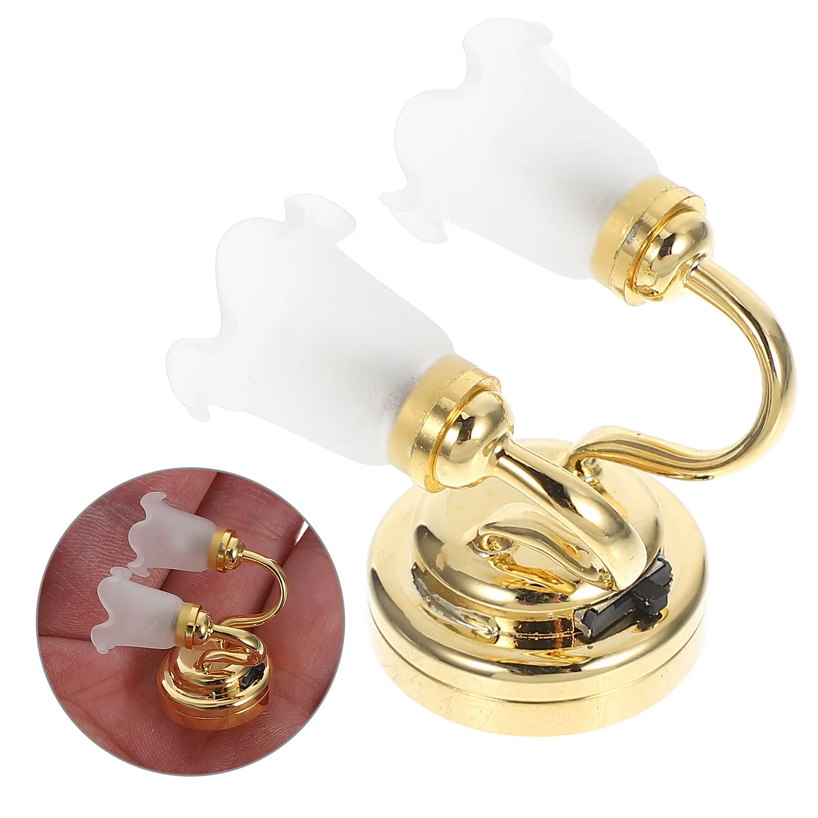 

Миниатюрный настенный светильник 1:12 с двумя плафонами в форме бутона, позолоченный, энергоэффективный, с внутренней кнопкой, без необходимости подключения к сети.