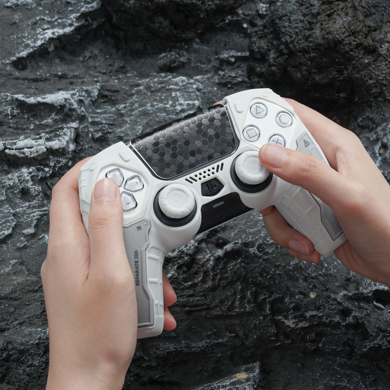 مجموعة جلد وحدة التحكم التكتيكية G.S.TAC متوافقة مع PS5، غطاء سيليكون غير قابل للانزلاق مع مقابض إبهام وملصقين