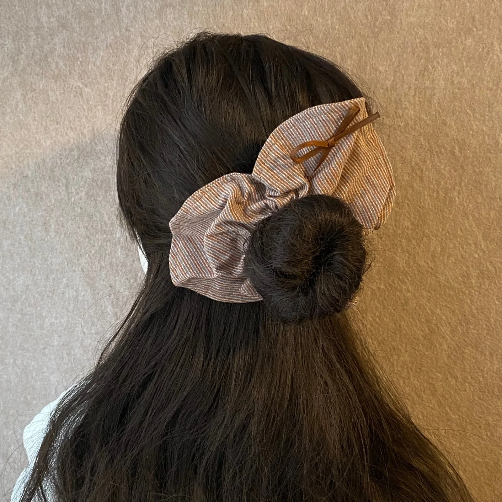 

1 шт. Женская тканевая резинка для волос в полоску с мини-бантом – осенне-зимний аксессуар для девочек, винтажная резинка для пучка