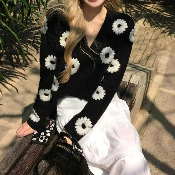 

French V-neck Long Sleeved 2025 Autumn Women's Ins Short Style Sweet Sweater Jacket
