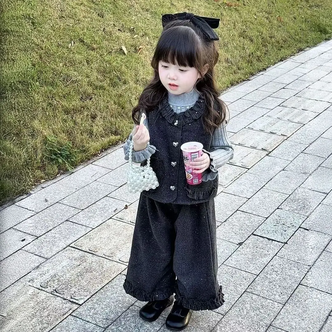 

Весенний комплект одежды для девочек из 3 предметов: хлопковый свитер, трикотажный костюм, жилетка с пуговицами в форме сердца + однотонные широкие брюки