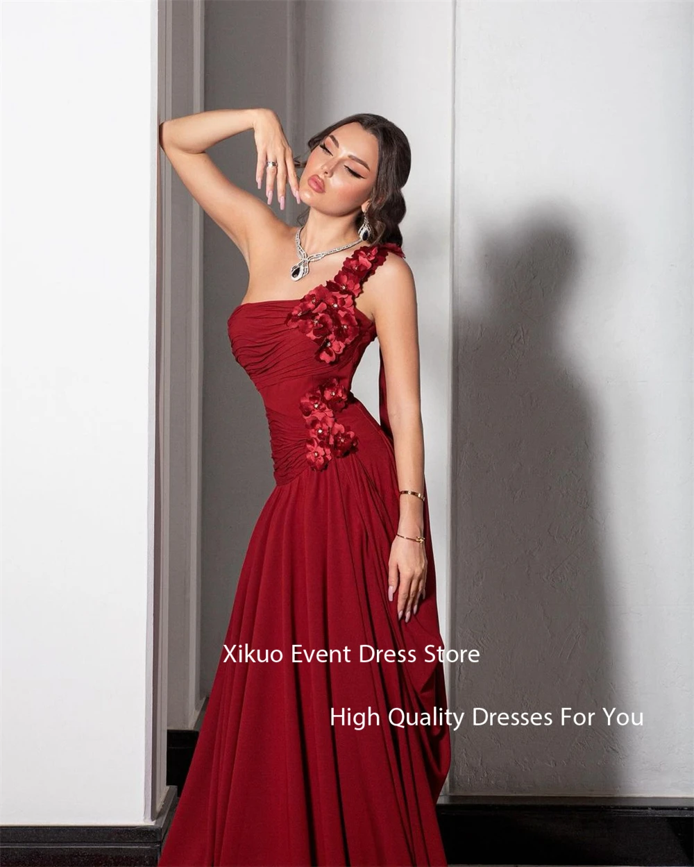 Xikuo Anmutiges Satin-Abendkleid, eine Schulter, 3D-Blumen, Party-Abschlussballkleid, ärmellos, A-Linie, plissiert, Promi-Kleid, individuell gestaltet