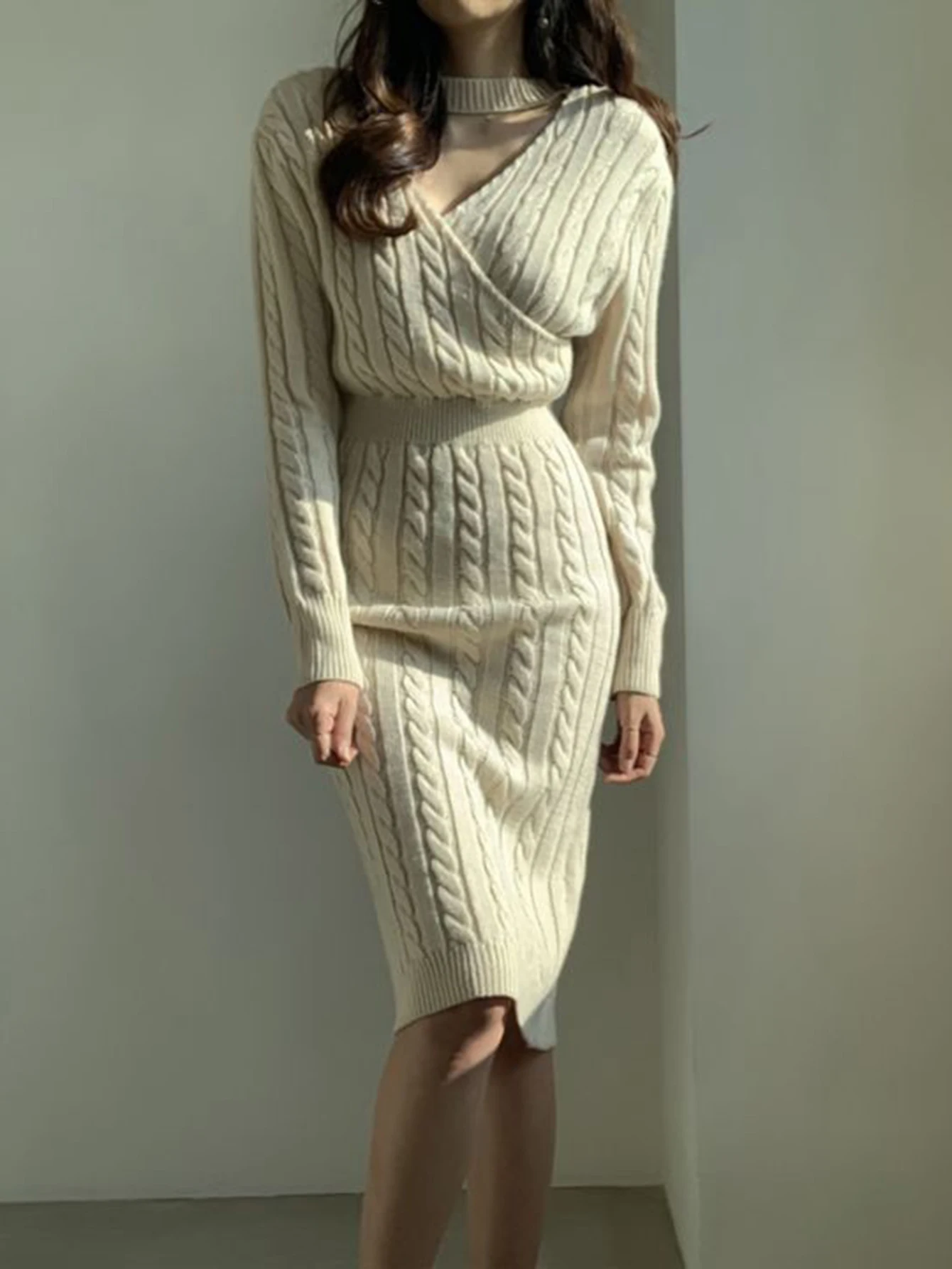 Robe à manches longues et col en v pour femmes, coupe slim, élégante, en tricot côtelé uni, mode automne hiver, longueur aux genoux, garniture de laitue découpée