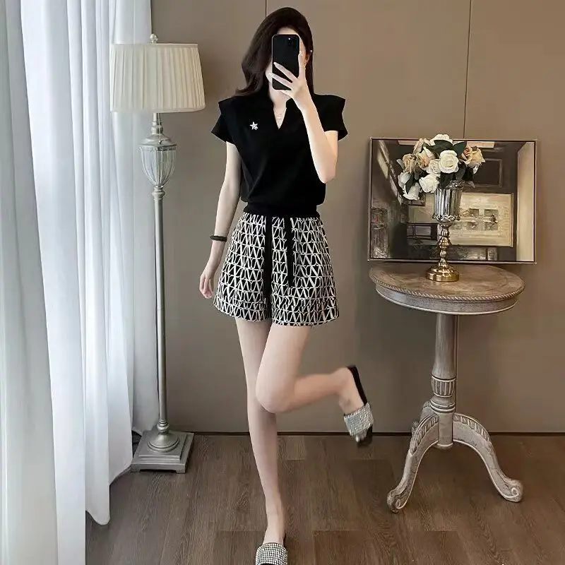 Primavera ed estate nuova moda casual da donna slim fit scollo a V top a maniche corte + pantaloncini set da due pezzi