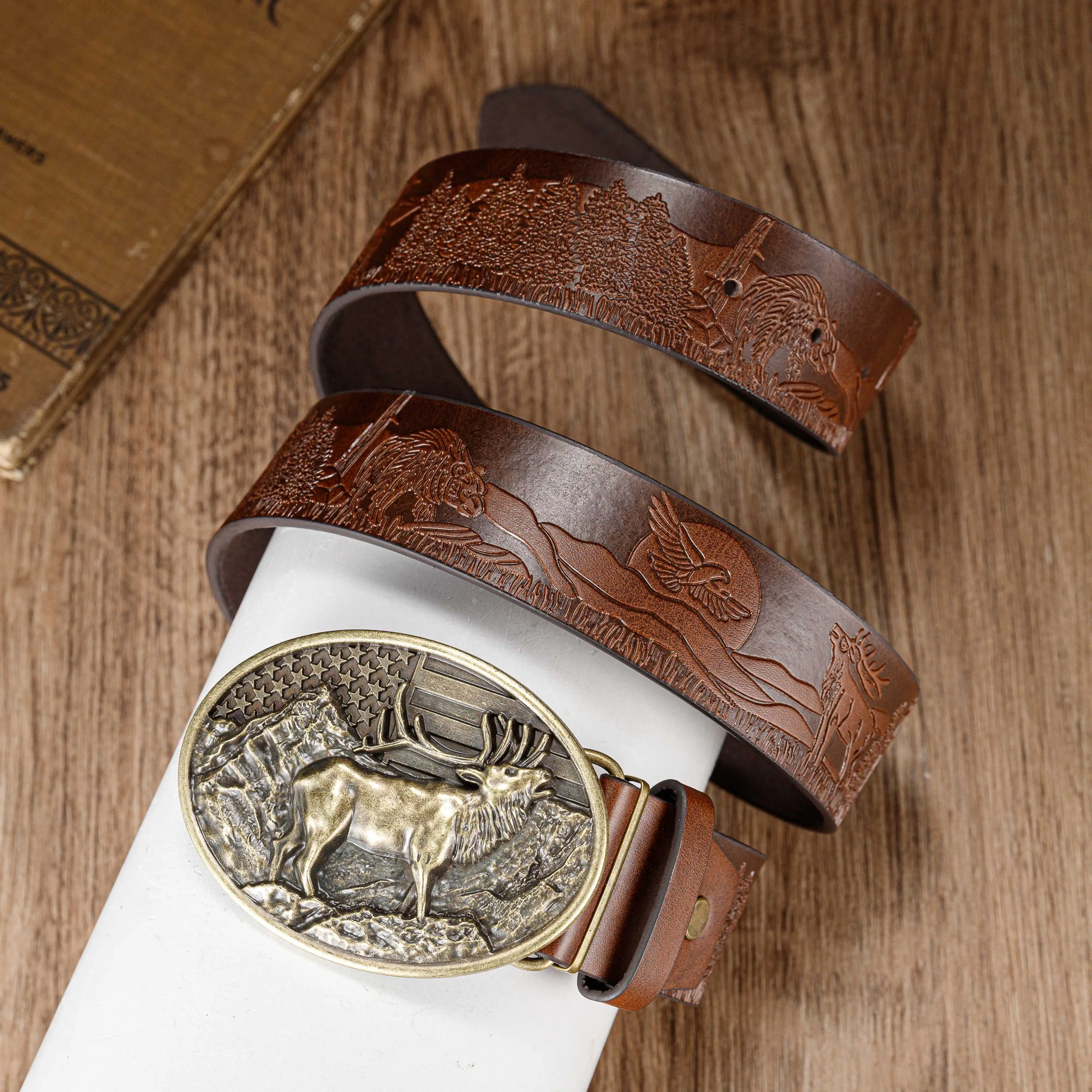 The Oval-Shaped Elk Large Buckle Retro Embossed Belt Is a Trendy and Fashionable Belt Suitable for Both Men and Women