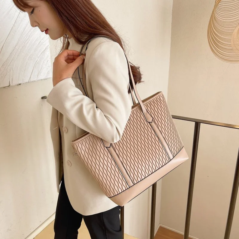 

Luxury Women's Shoulder Bag Made Of Begonia-Patterned Leather Featuring Trendy Paris Casual Lightweight Daily Style​