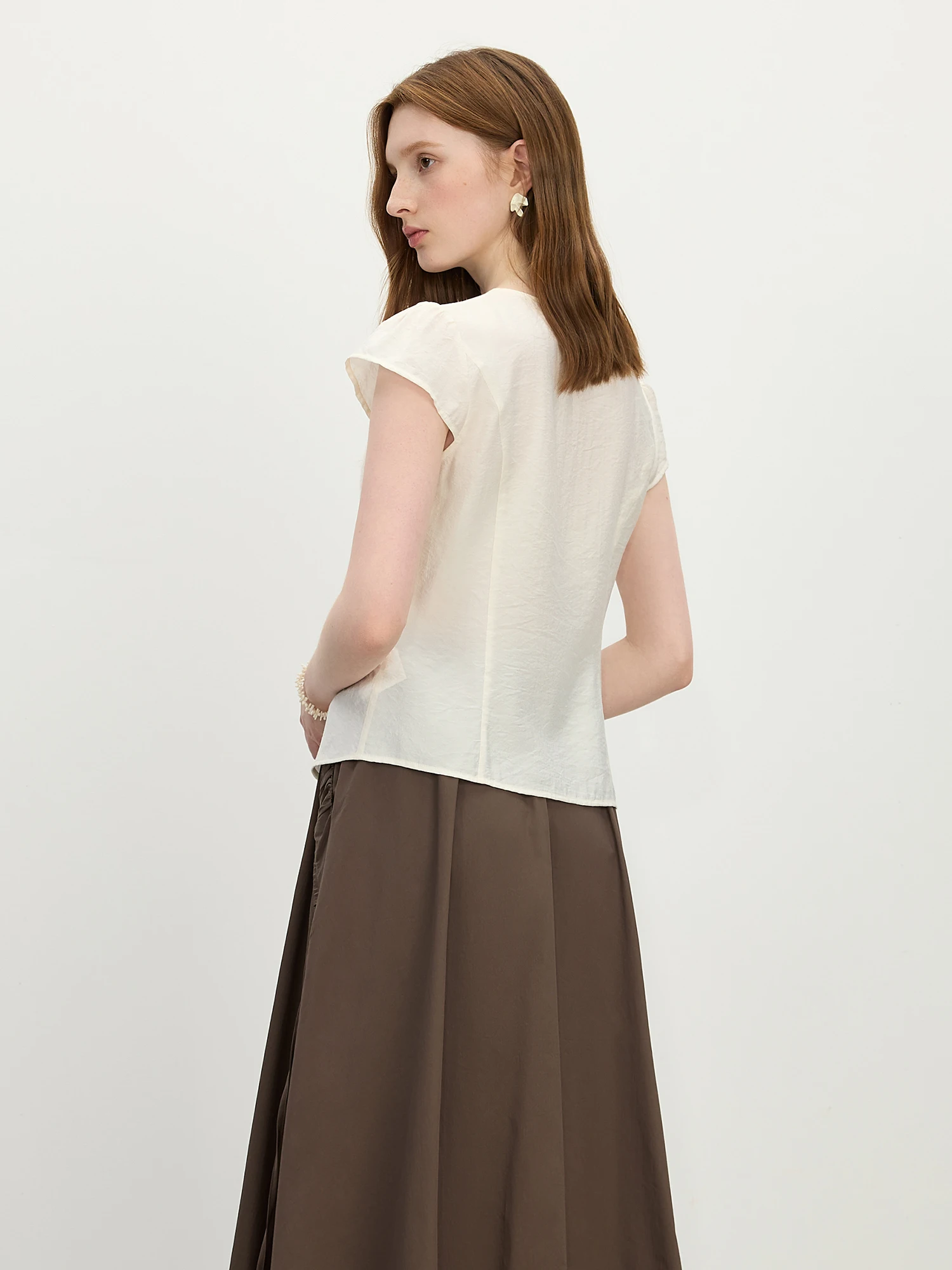 Koszula damska FSLE z falbankami przy dekolcie w serek, nowość na lato 2025, elegancka, z temperamentem, do pracy, z krótkimi rękawami, dopasowana, szykowna bluzka 25FS12683