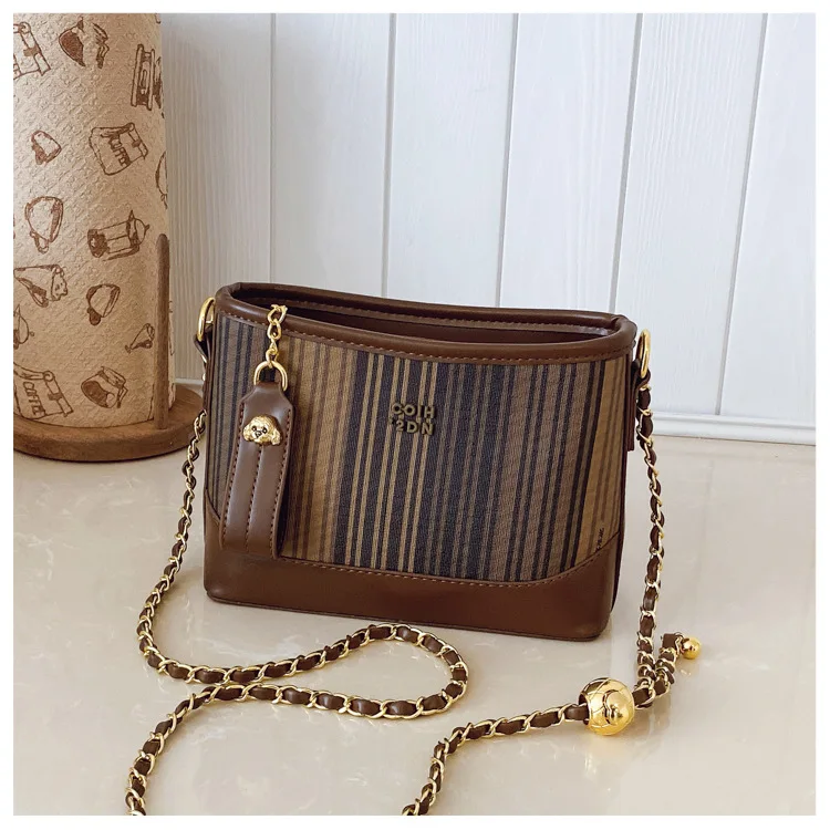 

2025 Vintage Stripe Shoulder Bag for Women Large Capacity Trendy Crossbody Purse Casual Commuter Bag Fashionable Tote