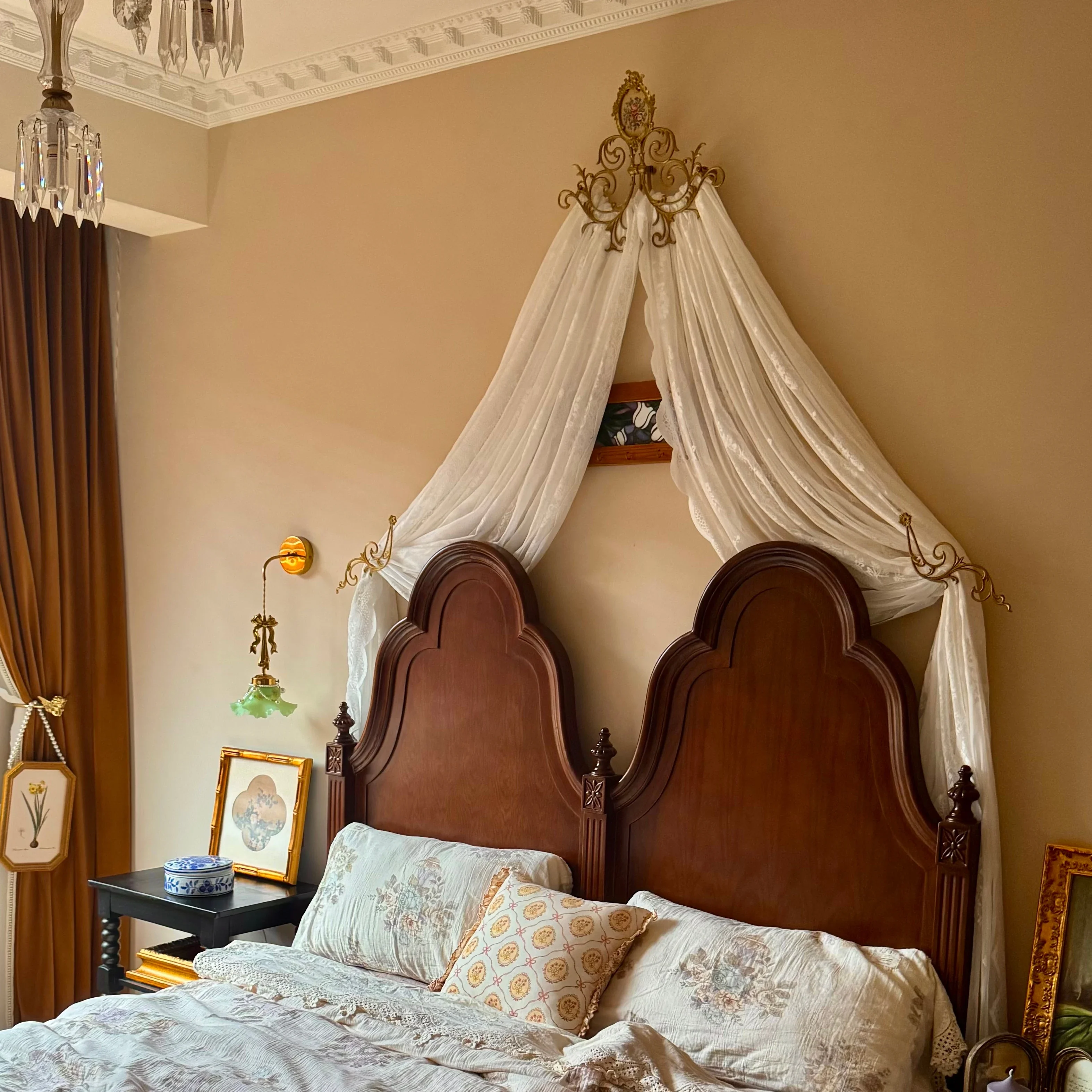 Brass bed mantle frame bed head curtain French door curtain lace princess Korean home decoration bedroom shooting background