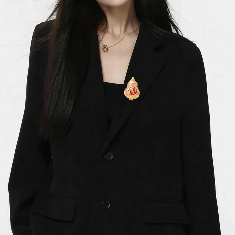 High-end niche Chinese-style retro Chinese gold "Fu" character brooch, new Chinese-style accessory