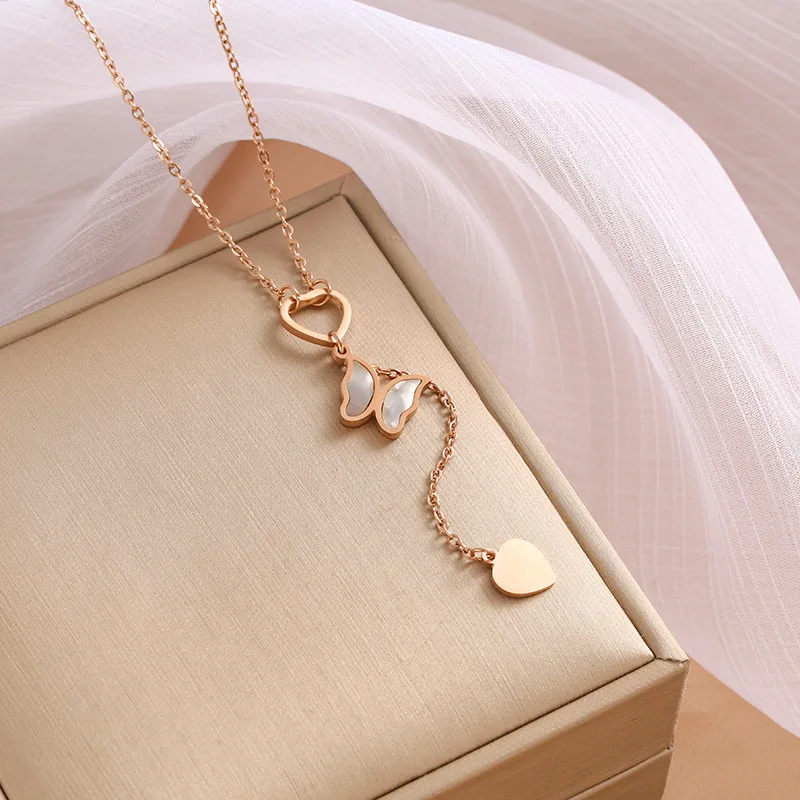 تصميم جديد قلادة على شكل فراشة على شكل قلب على شكل قلب، سلسلة الترقوة الفاخرة الخفيفة مع سحر فراشة من الفولاذ التيتانيوم