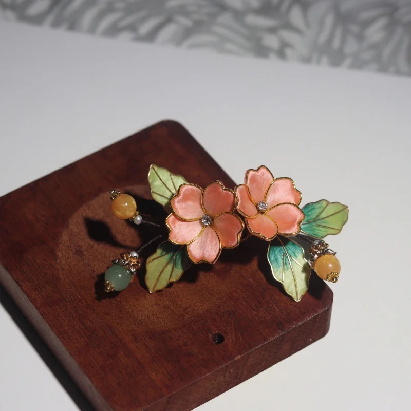 

Classical Green Silk Velvet Flower Coiled Hairpin with Sandalwood Ladies' Court-Style Hair Accessory Handcrafted