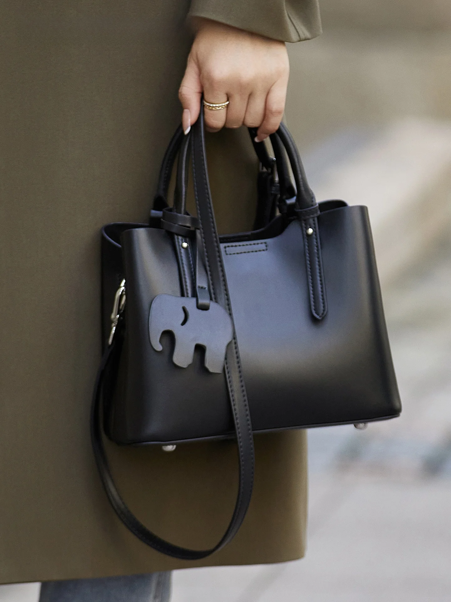 

Jule Casual Leather Handbag Women's Commuter Tote Bag Large Capaci Faionable Mom Bag New 2026 Sli Ladies Handbag