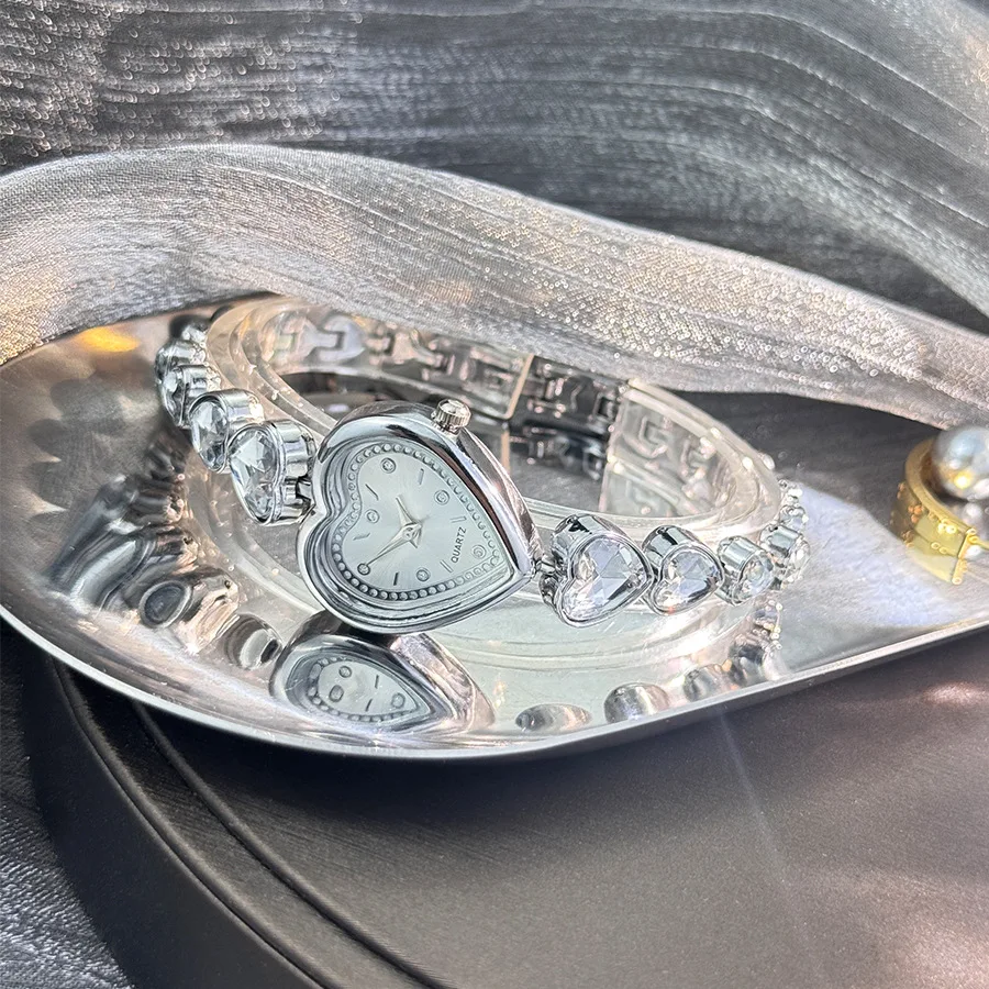 Fashionable Women's Watch Round Love Jewelry Bracelet Set with Love Shaped Zircon Bracelet Watch