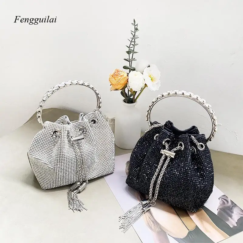 

Блестящая сумка-ведро с бахромой из страз, полукруглой ручкой из страз и цепочкой через плечо со стразами