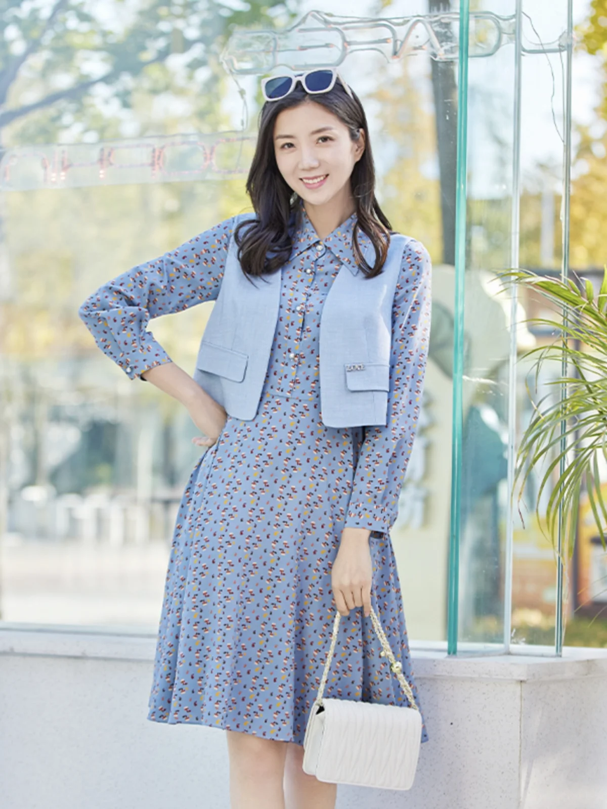 

Синее шелковое платье с цветочным принтом, длинным рукавом, воротником, приталенное, с расклешенным подолом, на одной пуговице, для офиса и повседневной носки