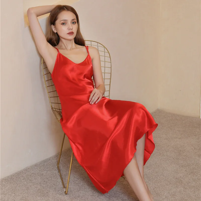 Sukienka plus size, średniej długości, dopasowana, seksowna, z głębokim dekoltem w serek, na ramiączkach, cienka, satynowa, idealna jako okrycie wierzchnie, letnia, damska, transgraniczna.