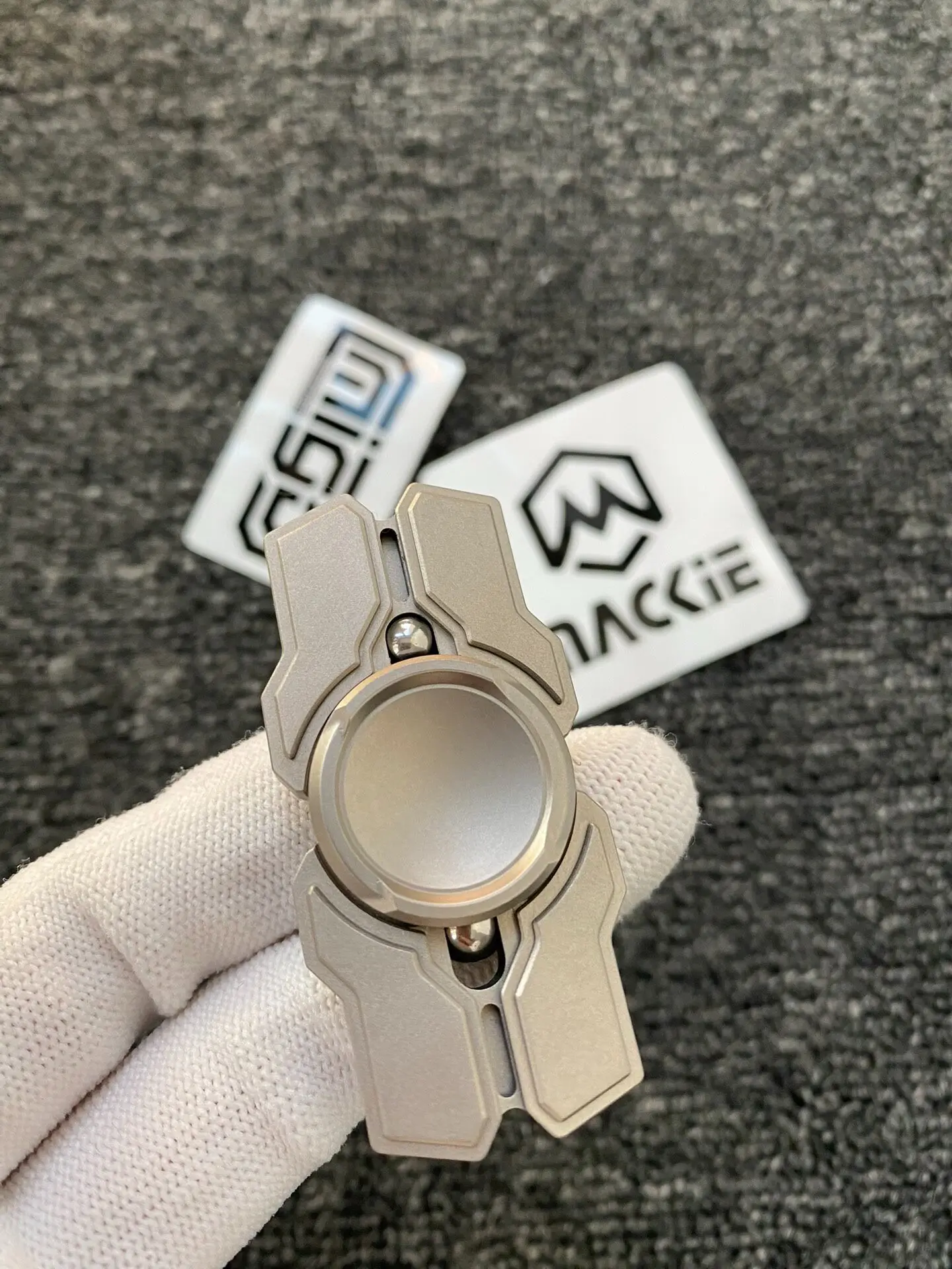 Used EDC MACKIE Titanium Holy Shield Two-Page Holy Shield, Fingertip Gyroscope Edc Metal Decompression Toy Black Technology