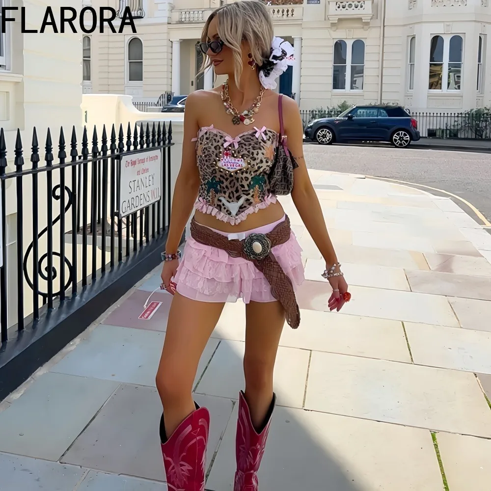 FLARORA-Conjunto de dos piezas con lazo de encaje para mujer, Tops cortos sin mangas con estampado de leopardo y pantalones cortos con volantes, pantalones cortos de calle Y2k, trajes de faldas