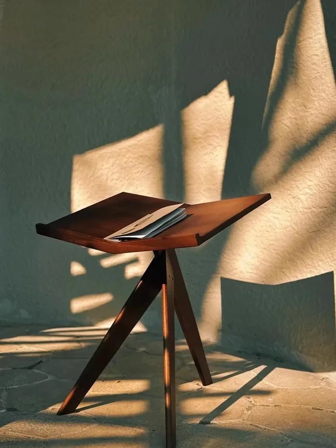 

Retro solid wood reading newspaper bracket, furniture reading magazines, picture albums, floor-to-ceiling storage display