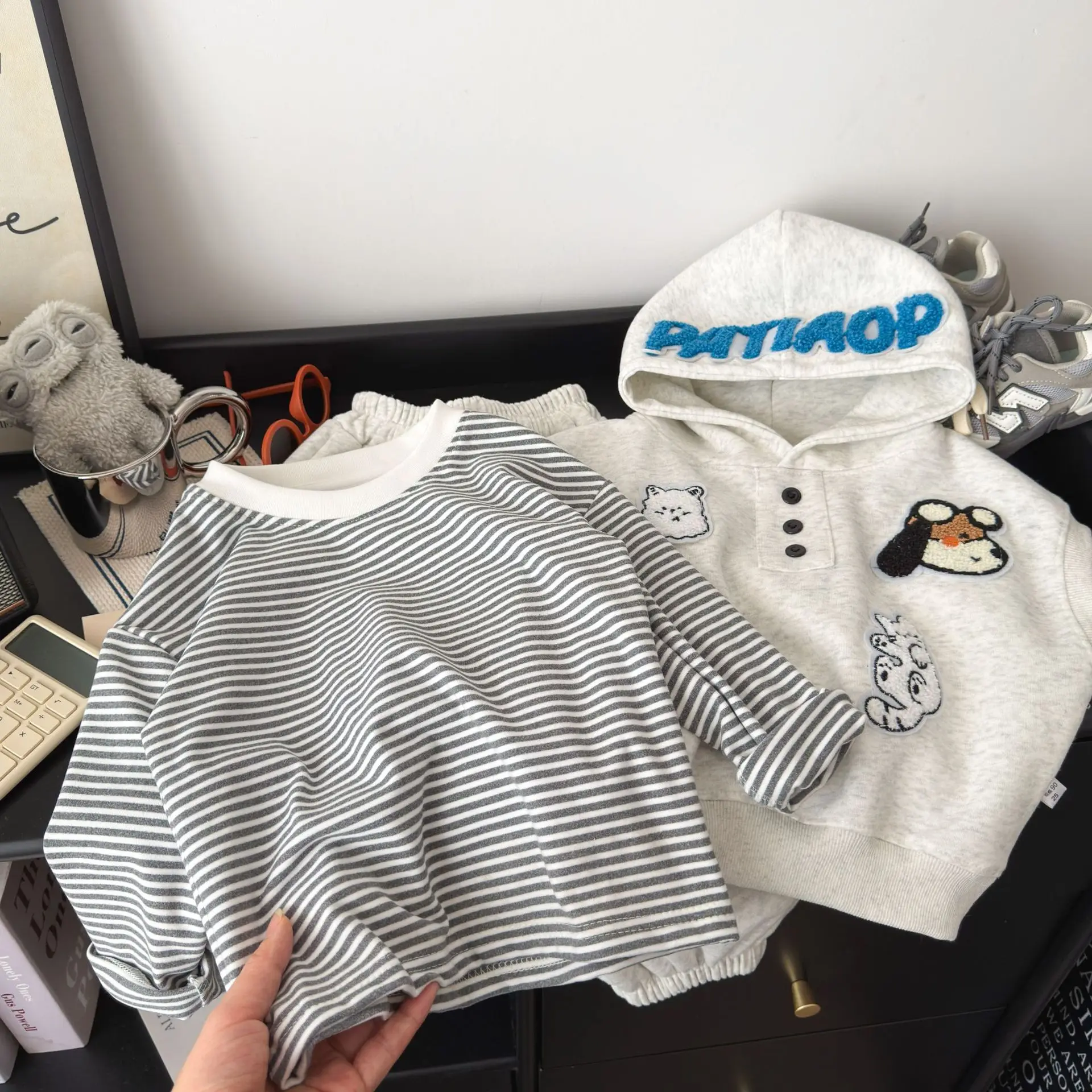 2026 Neue Herbst-Babykleidungssets für Jungen und Mädchen, niedliche Cartoon-Patch-Weste mit Kapuze + gestreiftes Langarm-Oberteil + Hose, 3-teiliges lässiges Kinder-Outfit – Detail 13