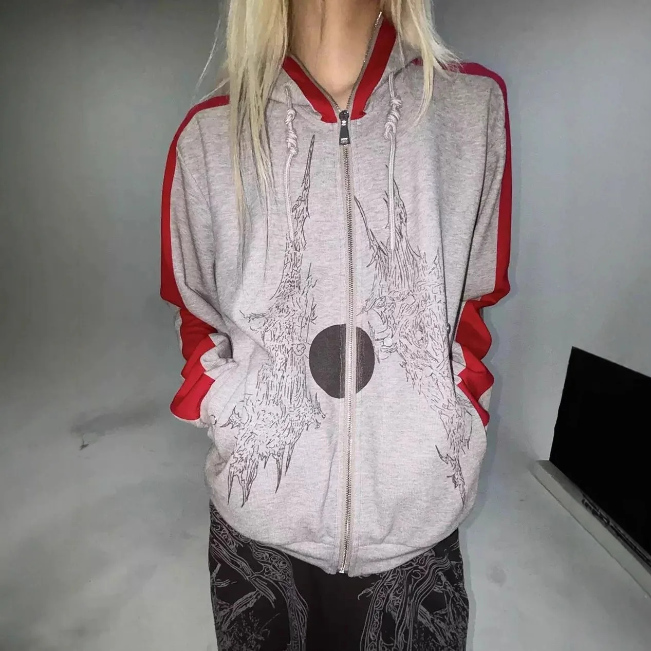 

Американский ретро-свитшот унисекс с капюшоном, в стиле стрит-стайл, с цветовыми блоками, принтом и заклепками, новинка 2026 года, трендовый дизайн.