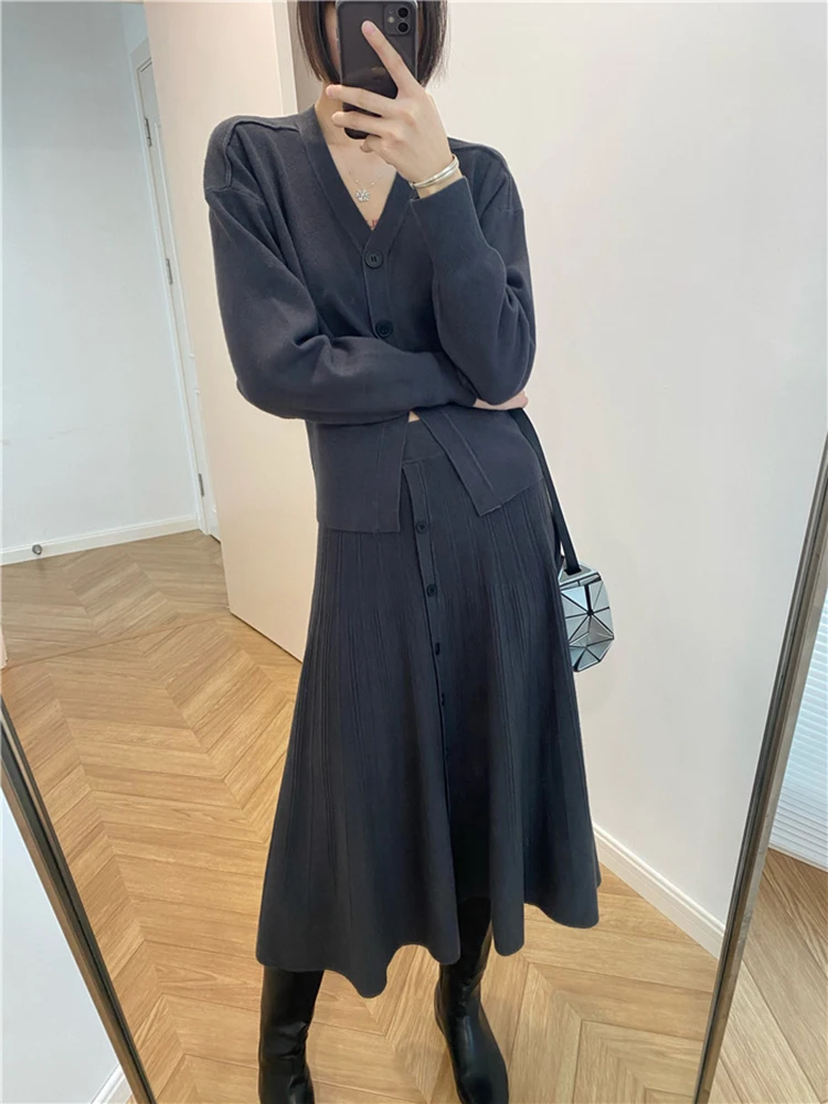 FANAN Set Rajutan Fashion 2 Potong Untuk Wanita Atasan V-Neck Kancing Tunggal + Rok A-line Pinggang Tinggi Wanita Musim Gugur 2025 Terbaru