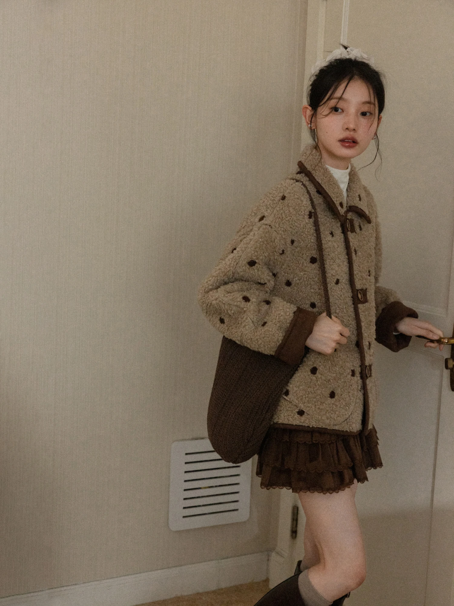 سترة نسائية شتوية فضفاضة بنمط النقاط الكلاسيكي من كانتون إس، مصنوعة من الجلد الصناعي مع فرو، تصميم علوي مريح وفضفاض