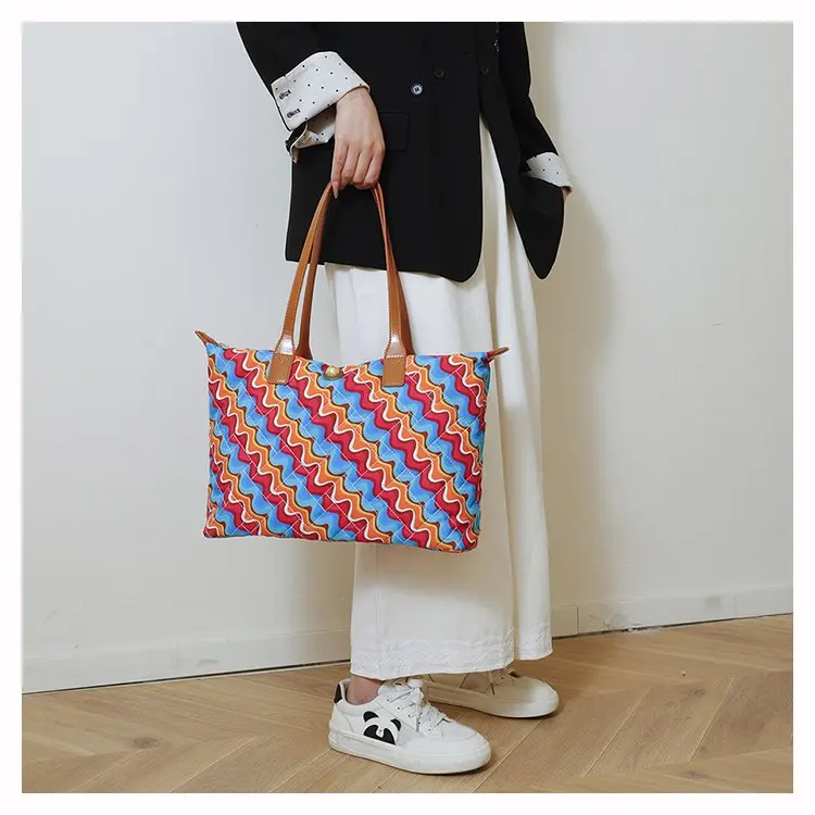 Elegante minimalistische Leder-Wickeltasche: Luxuriöse Crossbody-Handtasche für Damen mit Designer-Logo und großem Fassungsvermögen.