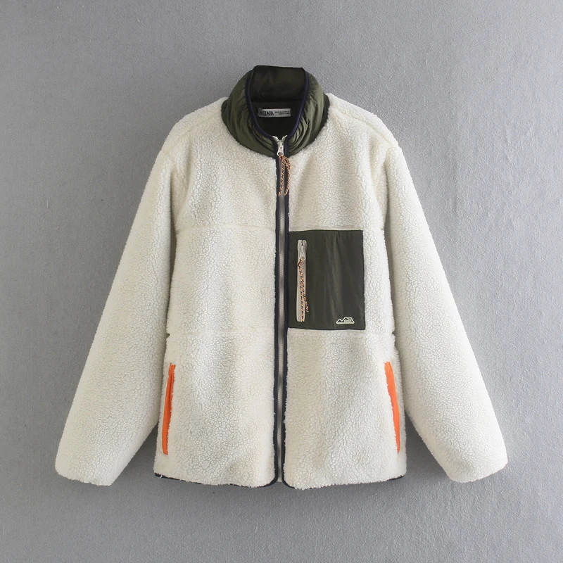 

Новая модная тенденция в американской повседневной одежде для мужчин и женщин: свободная и универсальная флисовая куртка с воротником-стойкой и элементами пэчворка.