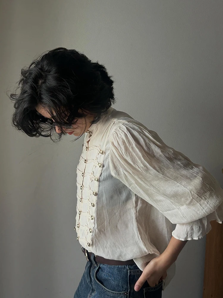 Trendige beige Bluse aus Crinkle-Stoff für Damen, locker geschnitten, mit Stehkragen, doppelten Metallknöpfen, Laternenärmeln, geeignet für Herbst, Dating und Pendeln. – Detail 4