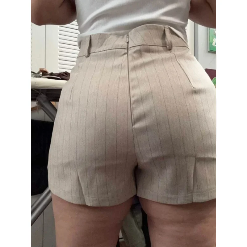 Shorts rayés beiges pour femmes, plissés et ajustés, parfaits pour le travail, les réunions du week-end et les looks tendance