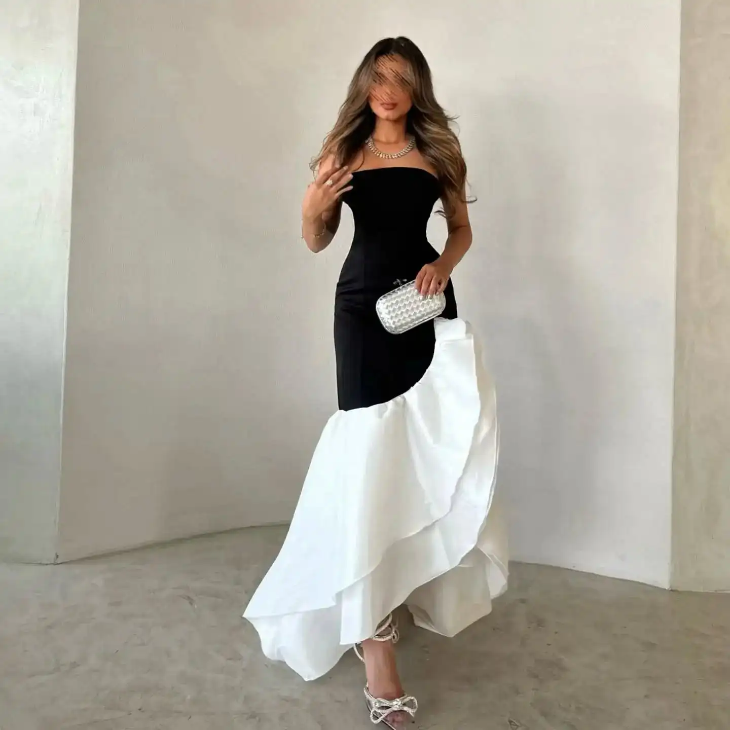 

Customized Simple Black and White Jersey Evening Dress Classic Strapless Sleeveless Prom Dresses Fashion Sweep Train Party Gowns