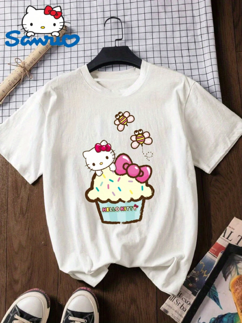 تي شيرت سانريو هالو كيتي، طباعة كرتونية لطيفة مقترنة بتصميم الكعك والعسل، ملابس نسائية ناعمة وغير رسمية