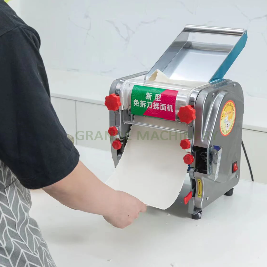 ماكينة صنع المعكرونة الطازجة الكهربائية التجارية من الفولاذ المقاوم للصدأ ماكينة تصنيع المعكرونة رامين ماكينة تغليف أسطوانة العجين السعر