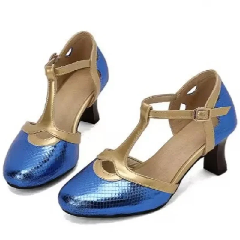 صنادل نسائية صيفية موديل 2025 بمقدمة مغلقة موضة مطابقة الألوان للمكتب والوظيفي جديد مقاس كبير بكعب بحزام بإبزيم متين للنساء