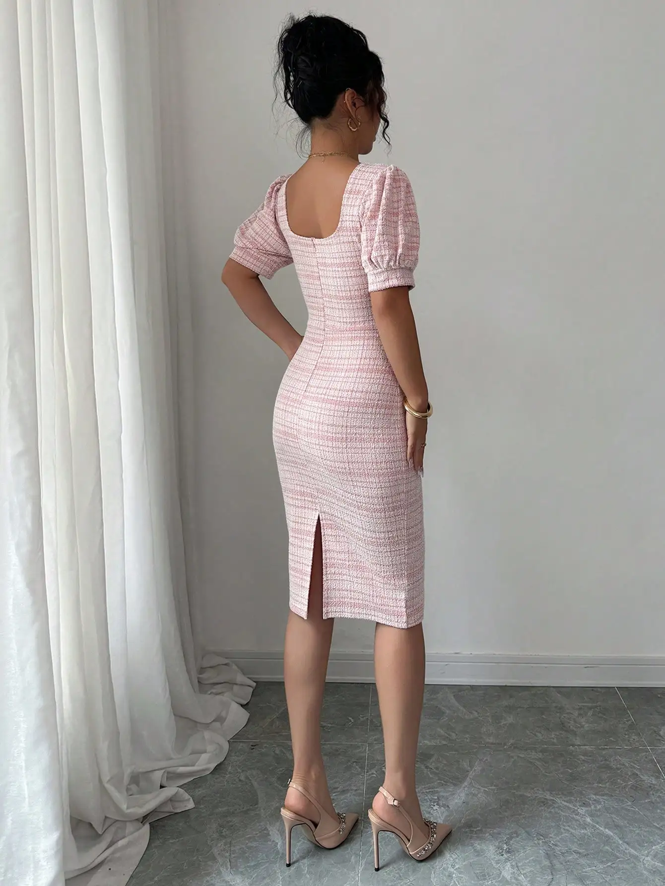 핑크 체크무늬 퍼프 소매 스퀘어넥 핏 미디 드레스 (진주 단추 포함)