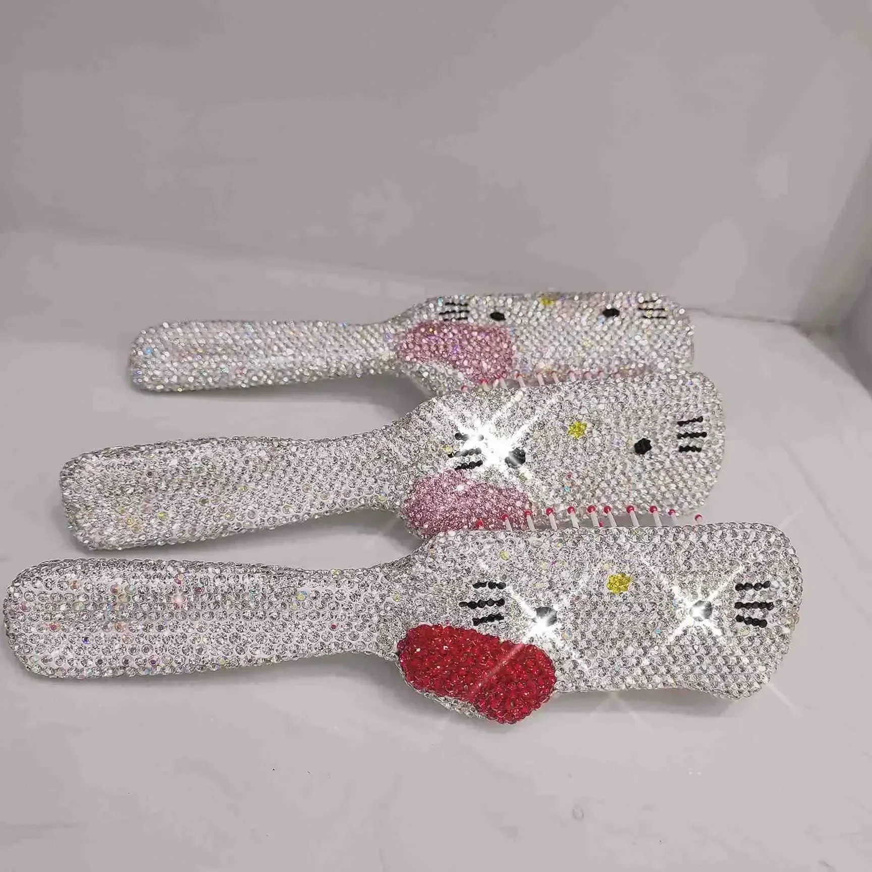 Pettine kawaii Hello Kitty fatto a mano con diamanti pieni Pettine da massaggio anime Capelli ricci Lisci Trucco carino con diamanti incastonati per