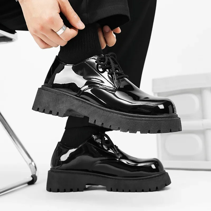 

Осенние мужские кожаные ботинки в традиционном британском стиле 2025 года — противоскользящий дизайн — официальная повседневная обувь — удобная черная версия