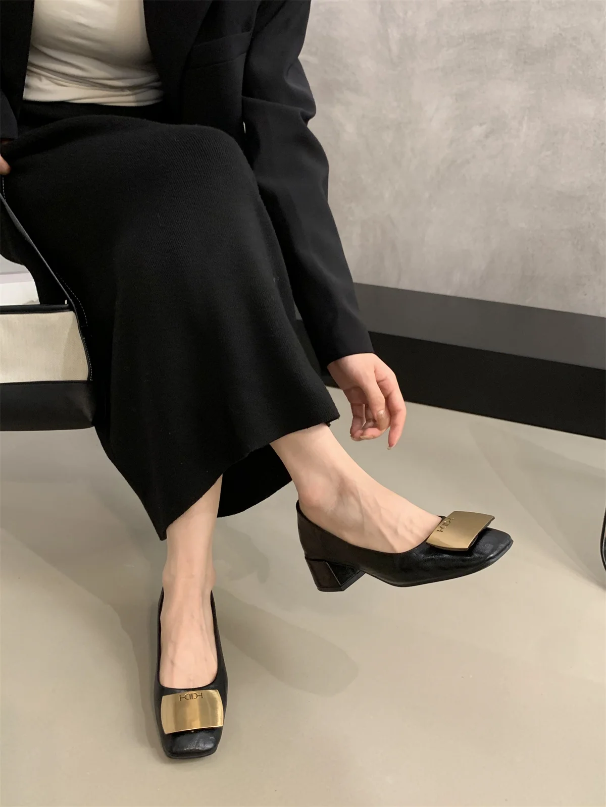 Scarpe eleganti con tacco medio con fibbia in metallo Scarpe con tacco grosso da donna stile street Scarpe primavera retrò autunnali per le donne Moda