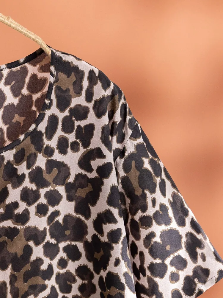 أزياء ليوبارد طباعة 100% التوت الطبيعي الحرير كريب دي تشاين جولة الرقبة قصيرة الأكمام فضفاضة مريحة اليومية المرأة تي شيرت