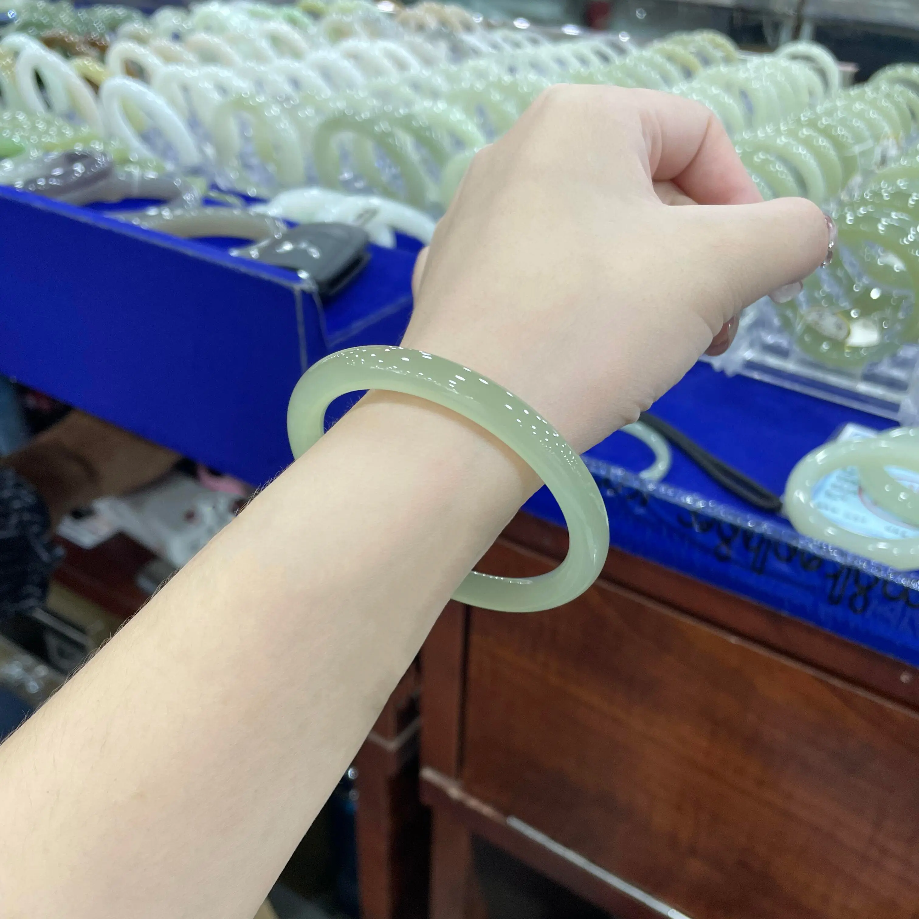 

Natural ice species Myanmar jadeite clear water thin round strip jingle bracelet