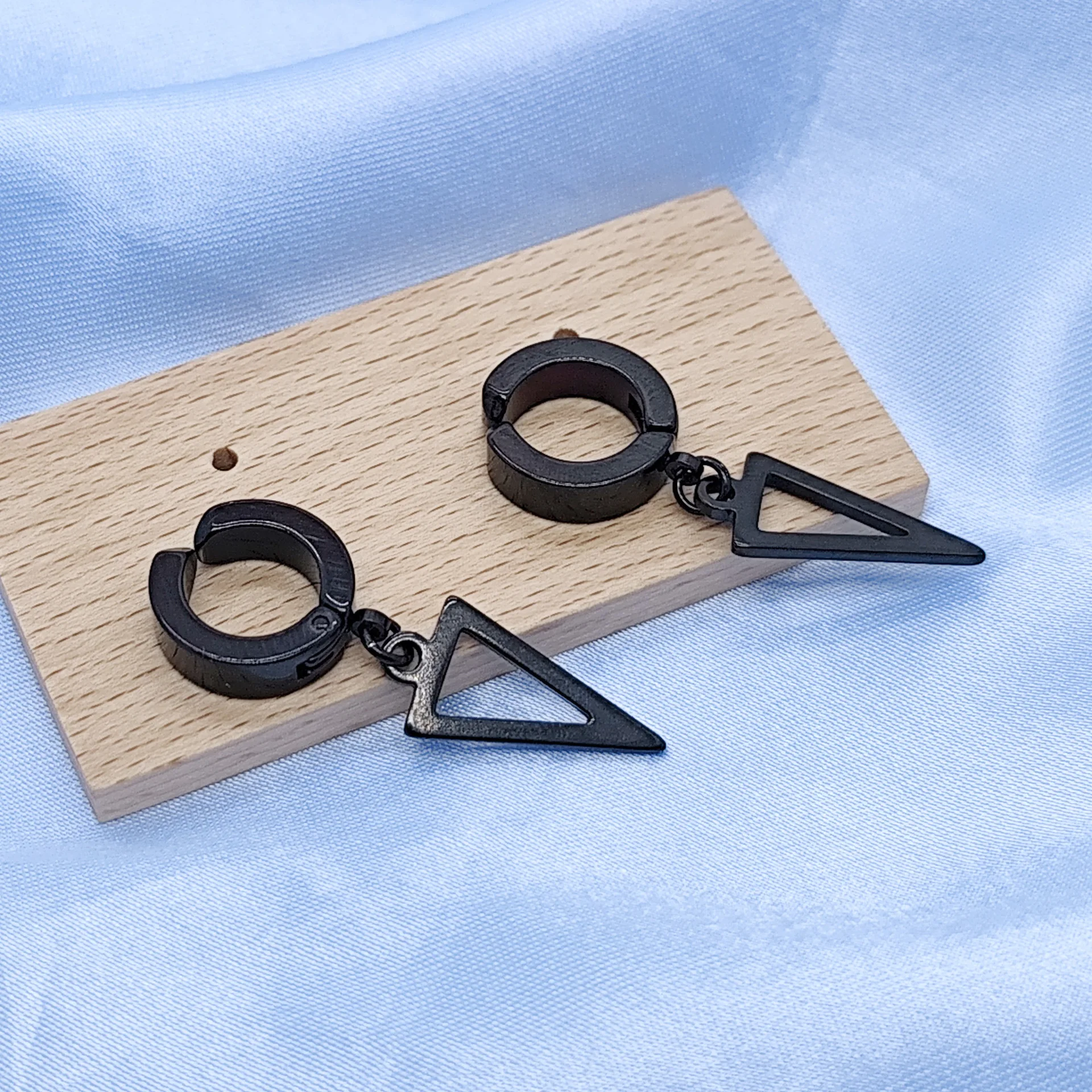 Holeless Ear Clips Titanium Stainless Steel Earrings Fashionable Stylish for Men and Women Sleep-Friendly Jewelry
