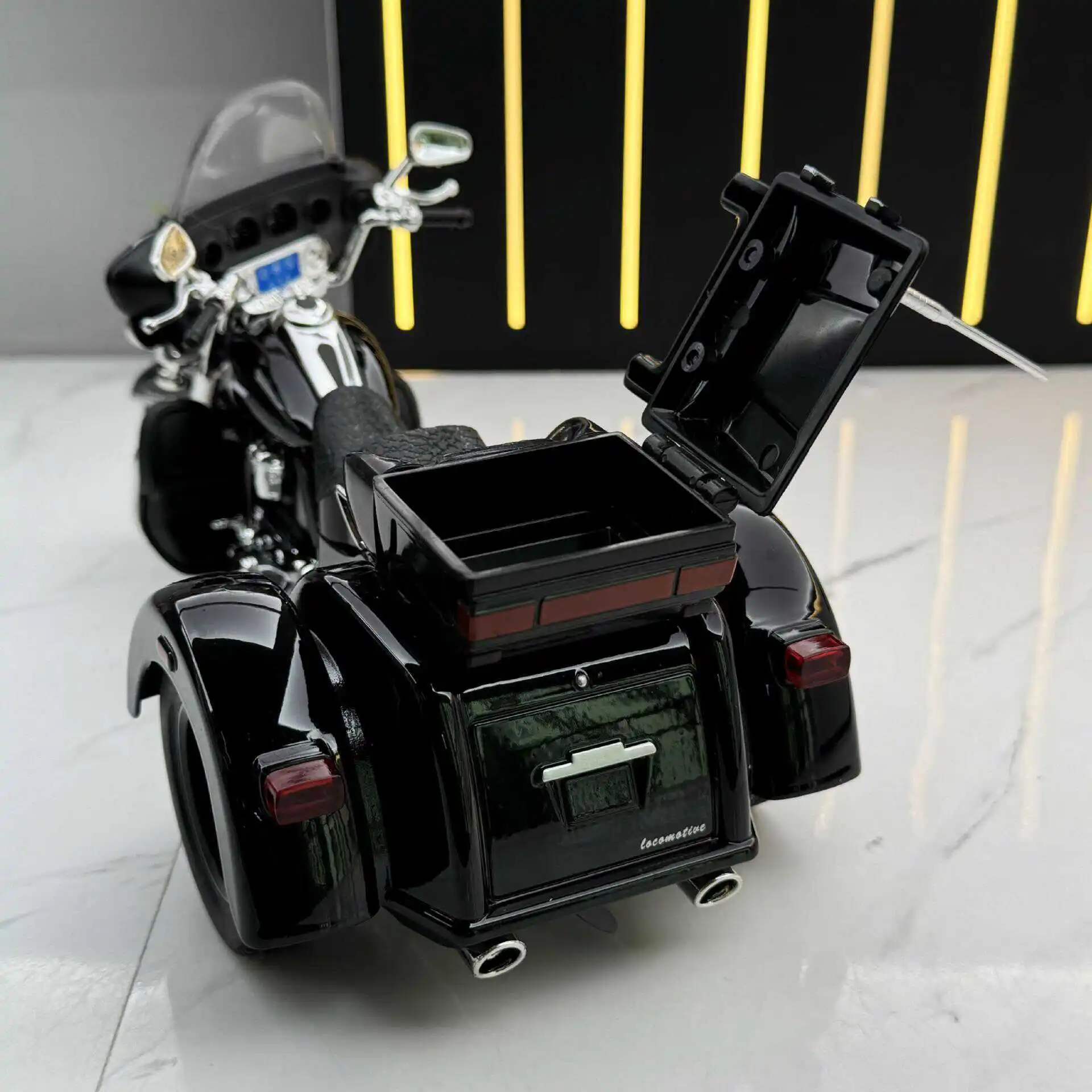 1:9 Tri Glide CVO 2021 Alloy Die Cast Motorcycle Model Toy Vehicle Collection Sound and Light Off Road Autocycle Toys Car