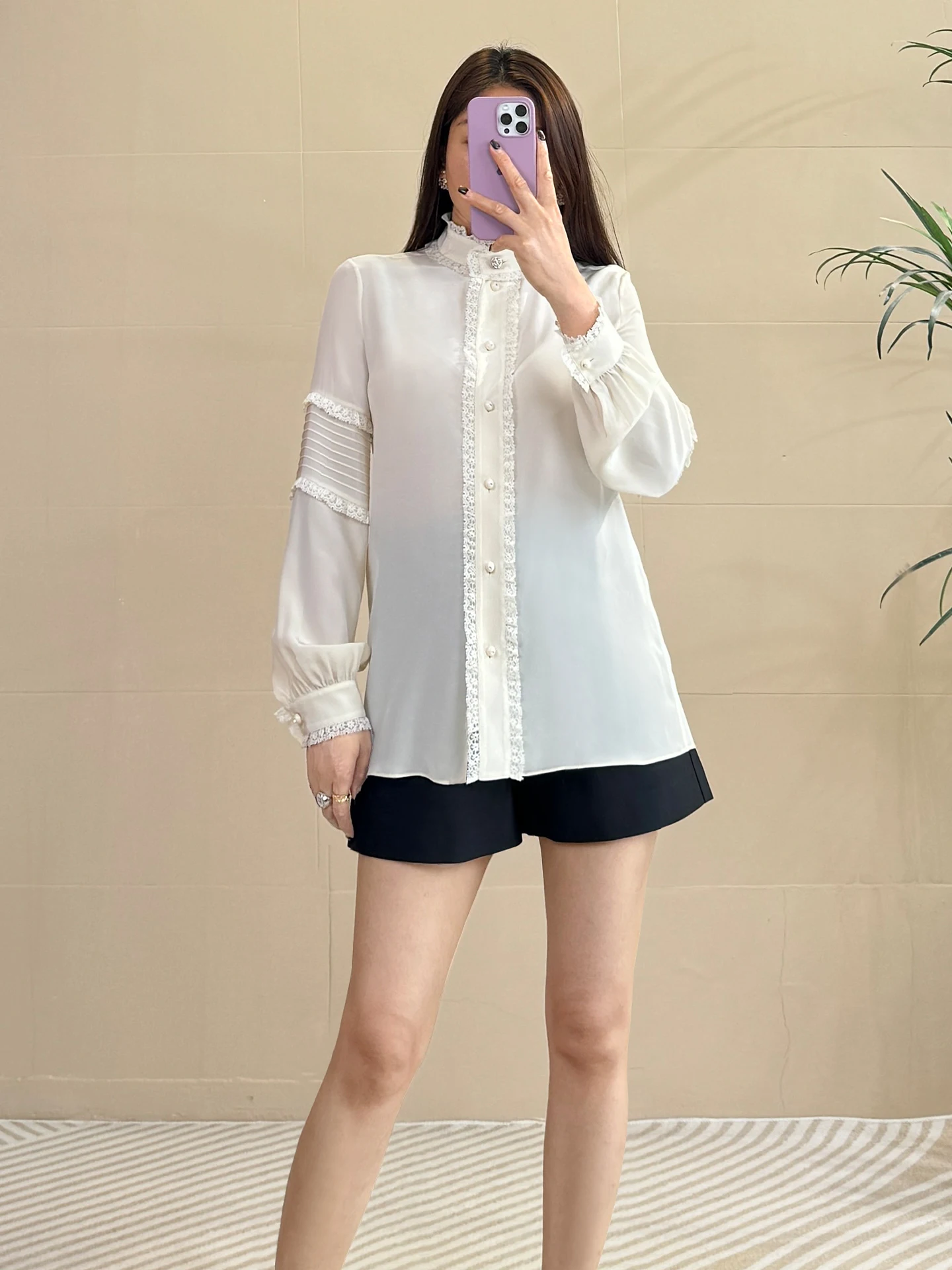 

Элегантная белая рубашка цвета персика с кружевной отделкой, жемчужными пуговицами, в дворцовом стиле, с воротником-стойкой и длинными рукавами, 100% шелк