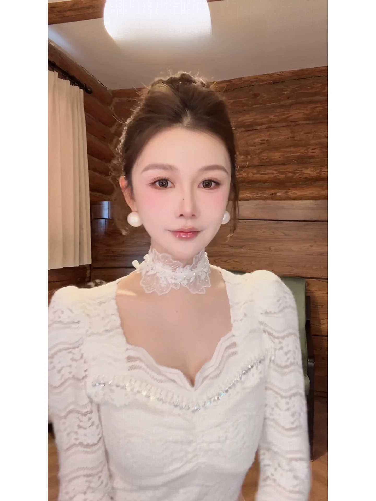 

Романтический кружевной топ из бархата AZZHEN для женщин: длинный рукав, V-образный вырез, нежный стиль, зимняя коллекция, модный аксессуар