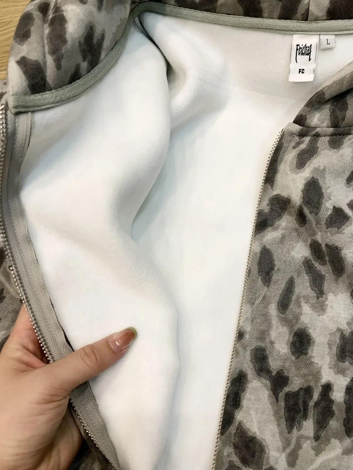 Damska kurtka z kapturem w szary wzór panterki, luźna, retro, ocieplana, w stylu niszowym, amerykańska, wytrzymała, na wiosnę i jesień 2025.